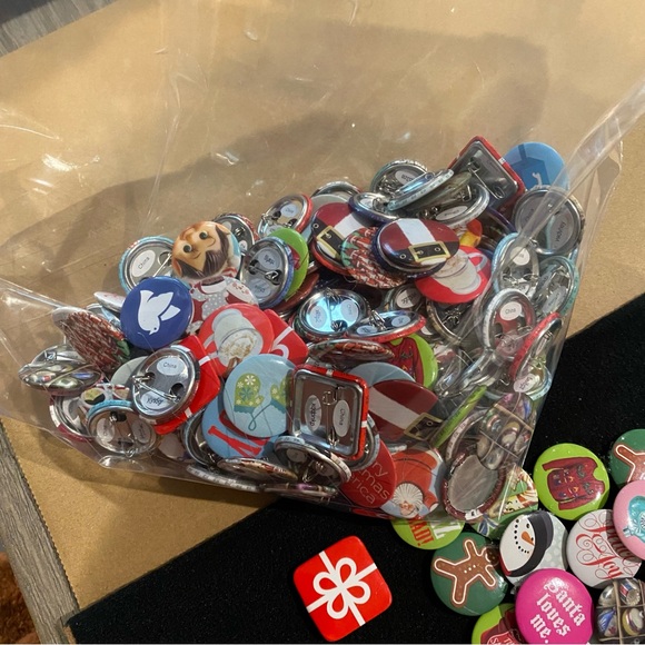 Lot 150 pins Holiday Christmas buttons Approx 150 total giant lot crafting art - Picture 3 of 4